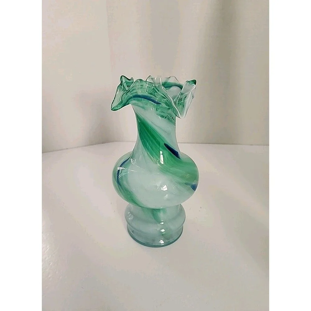 Vintage Hand-Blown Green Art Glass Vase – Swirl Pattern Ruffled Rim READ